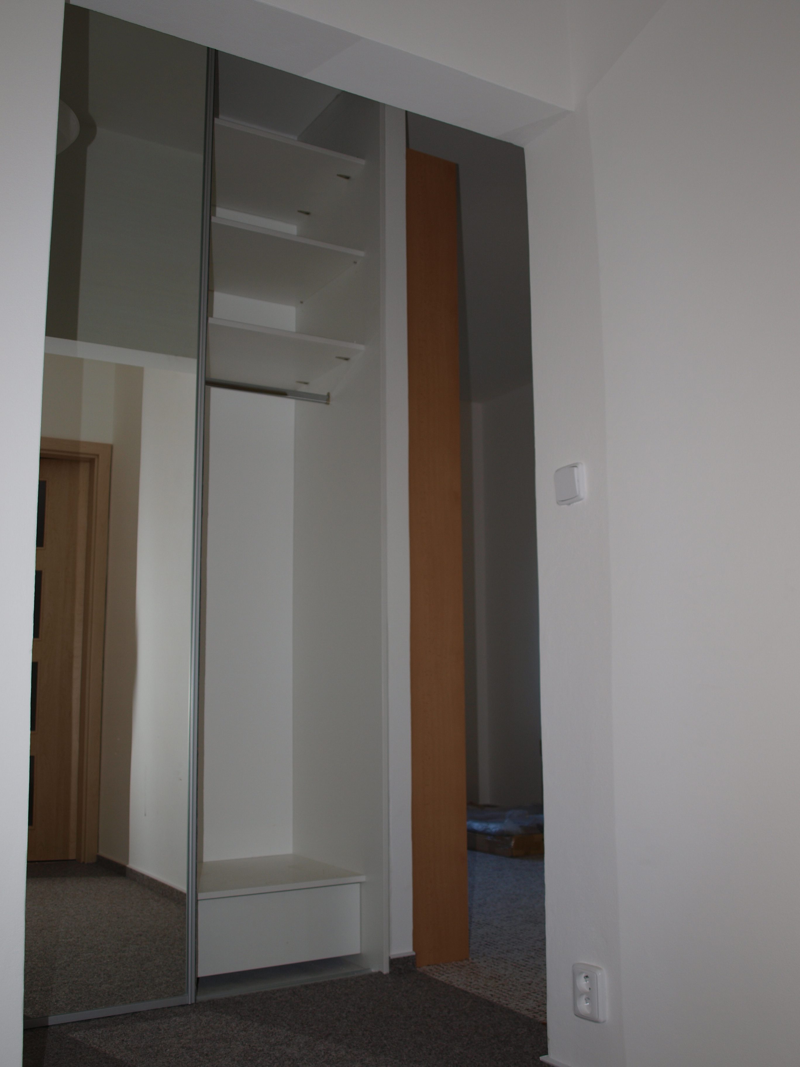 vestavěná skříň z lamina bílá barvap